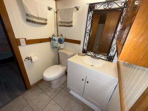 Ένα μπάνιο στο Tranquil, Inviting, and Unique Cedar Cabin Home with Modern Finishes, Smart TV's, and WIFI!
