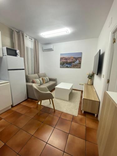 a small living room with a couch and a table at Petit luxe à Tolède in Toledo
