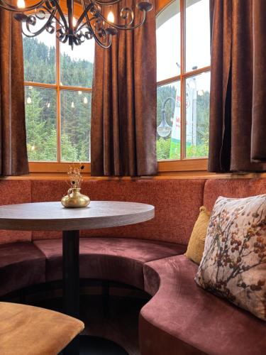 Khu vực ghế ngồi tại DAHUAM SUITES GERLOS Ski in Appartements mit BalkonITerrasse