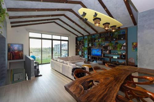 Gallery image of The Penthouse By Acomodo in San Carlos