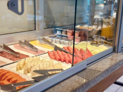 a display case filled with lots of different types of food at Pousada Ilha Faceira in Florianópolis