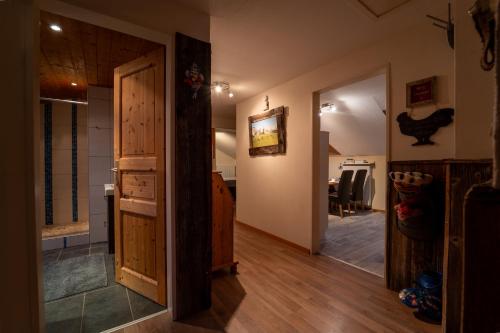 Habitación con pasillo con puerta y cocina en Haus im Oberland FeWo Berg, en Bad Kohlgrub