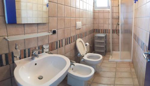 サン・フォカにあるSan Foca Sunrise by Ville Refoloの洗面台とトイレ付きのバスルーム