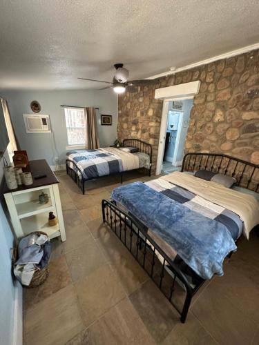 Ένα ή περισσότερα κρεβάτια σε δωμάτιο στο Ash Creek Canyon Mining Cabin Chrysotile Arizona