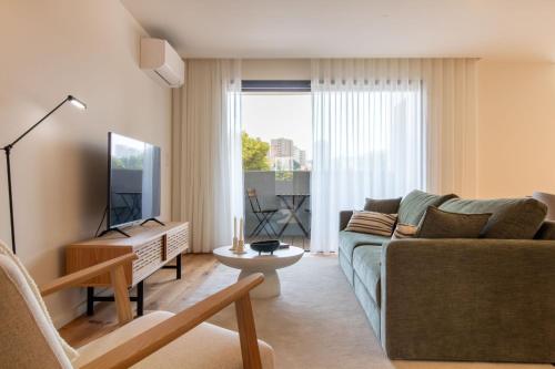 Gaia Elegant Apartment with Patio by LovelyStay