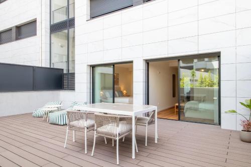 Gaia Elegant Apartment with Patio by LovelyStay