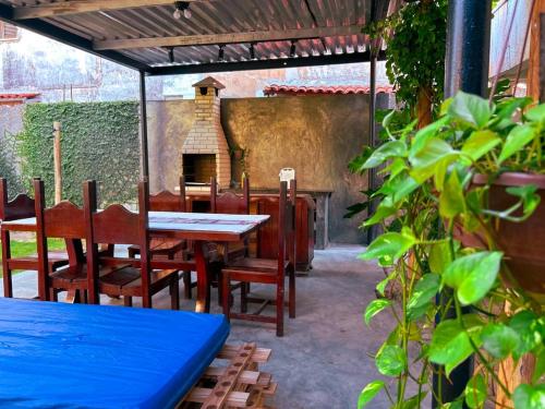 eine Terrasse mit einem Tisch, Stühlen und einem Kamin in der Unterkunft Casa da Cabana Guajiru in Trairi