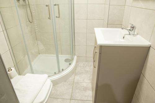 a bathroom with a shower and a toilet and a sink at Cosy 1 Bedroom Apartment in Central Blackburn in Blackburn