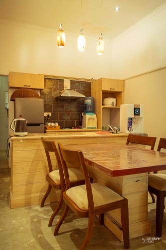Una cocina con una gran mesa y sillas de madera. en 4BR AC Private Villa Kandy, en Kandy