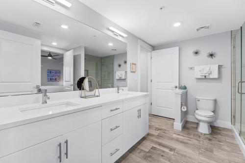 Et badeværelse på Blu 205 - Oceanfront True Luxury & 2 SETS Free Beach Service