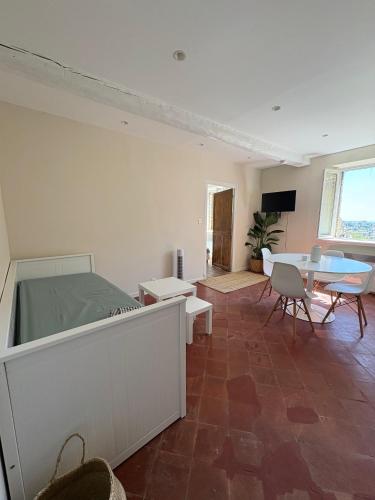a room with a bed and a table and chairs at Charmant 2 pièces avec vue Mer au coeur du village in Cagnes-sur-Mer