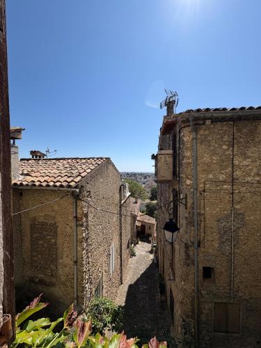 an alley in an italian village with buildings at Charmant 2 pièces avec vue Mer au coeur du village in Cagnes-sur-Mer