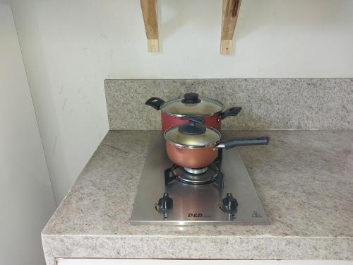 a pot sitting on top of a stove at Loft Aconchegante in Pirenópolis