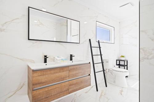 bagno con scala accanto a lavandino e specchio di Mesa Vista 36 Tierra del Sol a Noord