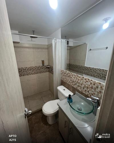a bathroom with a toilet and a sink and a shower at Alojamiento Familiar para 21 - A 5min del Aeropuerto - Con 4 Pisincas - 3 Jacuzzi - By Molca Travel in Armenia