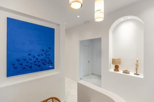 ナクソス・コラにあるBlueArt Suitesの壁に青い絵が描かれた白い部屋
