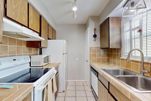 Η κουζίνα ή μικρή κουζίνα στο Rockport Racquet & Yacht Club - Coastline Condo