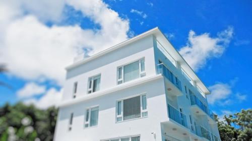 a white building with a blue sky in the background at 金樽川三白秘境莊園 in Donghe