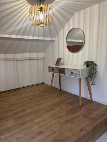 Instalaciones para jugar ping pong en Gîte clair matin Classé 3 étoiles o alrededores