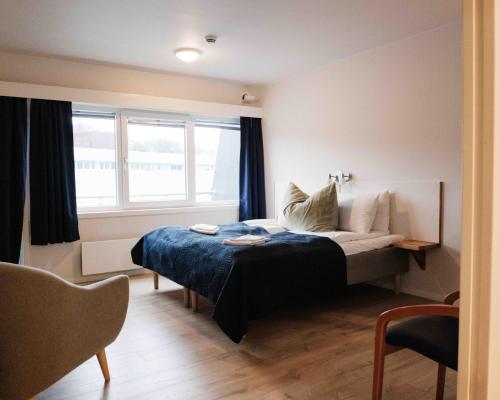Postel nebo postele na pokoji v ubytování Husnes Sentrum Hotell