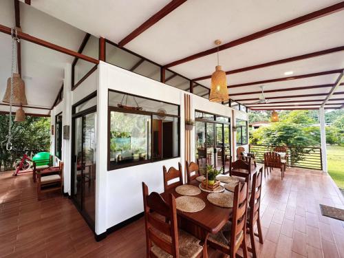 Χώρος καθιστικού στο Villa EKA by Villas Tucan Cocles