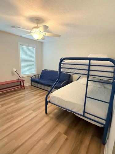 Lake It Easy 3 Level Home with Hot Tub and Game Spaceにあるベッド