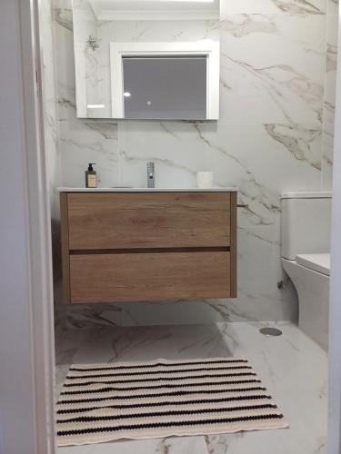 ein Badezimmer mit Waschbecken und Spiegel in der Unterkunft Villa Rica in Azeitão