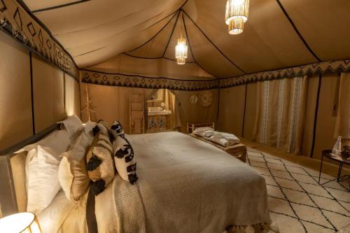 Katil atau katil-katil dalam bilik di Sahara Dunes Luxury Camp