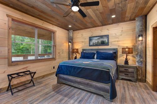 een slaapkamer met een bed en een plafondventilator bij Friends in Bear Places By Avada Properties in Greystone Heights