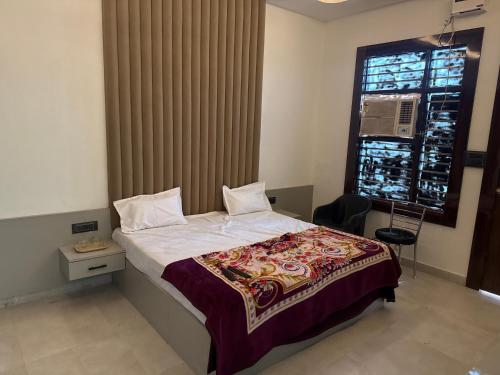 a bedroom with a bed and a window with a window treatment at Hotel Hansi in Hānsi