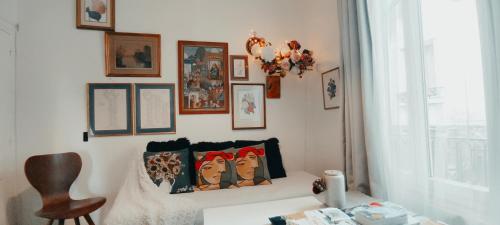 パリにあるPARIS AUTHENTIC HOUSE Métro 14 Station Hôpital Bicêtre, RER B Gentillyの壁画と椅子が備わるお部屋