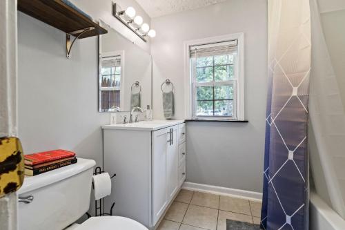 Et badeværelse på Cozy & Quiet Home Away from Home - 3 Beds 2 Baths - Fully Fenced Yard