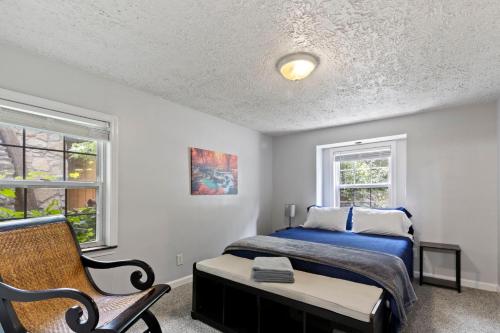 En eller flere senge i et værelse på Cozy & Quiet Home Away from Home - 3 Beds 2 Baths - Fully Fenced Yard