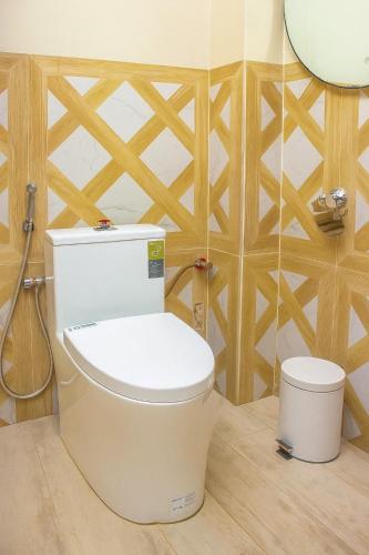 un bagno con wc e parete in legno di Appartement Soleil a Dakar