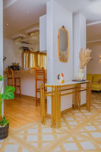 una sala da pranzo con tavolo e sedie di Appartement Soleil a Dakar