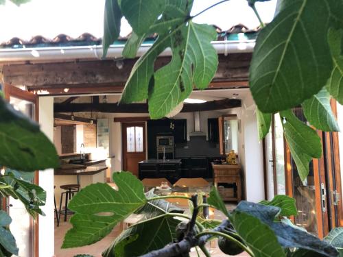 vista sul soggiorno e sulla sala da pranzo di Bluebell cottage a Saleignes