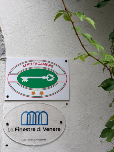 a sign on the side of a wall at Le Finestre Veneris in Portovenere