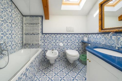 a bathroom with a tub and a toilet and a sink at The Secret Garden Relais in Piano di Sorrento