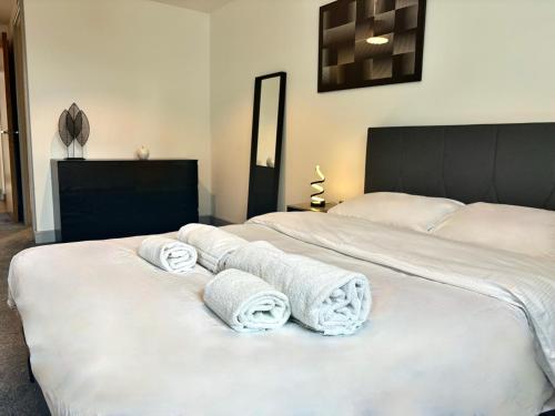 une chambre avec deux lits avec des serviettes dessus dans l'établissement York City Centre 2-Bed Flat - Top Location, à York