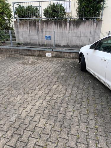 un coche blanco aparcado en una calle de ladrillos en Apartment in Abstatt Zentrumsnah, en Abstatt
