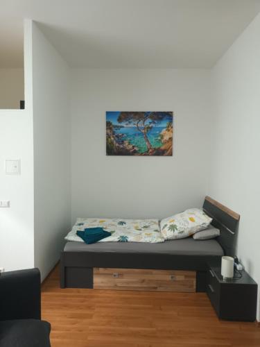 1 cama en una habitación con un cuadro en la pared en Apartment in Abstatt Zentrumsnah, en Abstatt