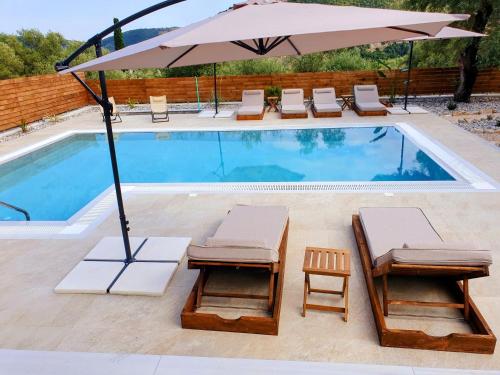 Bazén v ubytování Rustic Luxury Villa Lefkas Greece nebo v jeho okolí