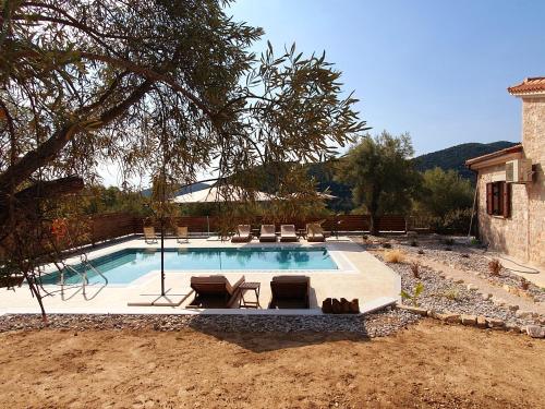 Bazén v ubytování Rustic Luxury Villa Lefkas Greece nebo v jeho okolí