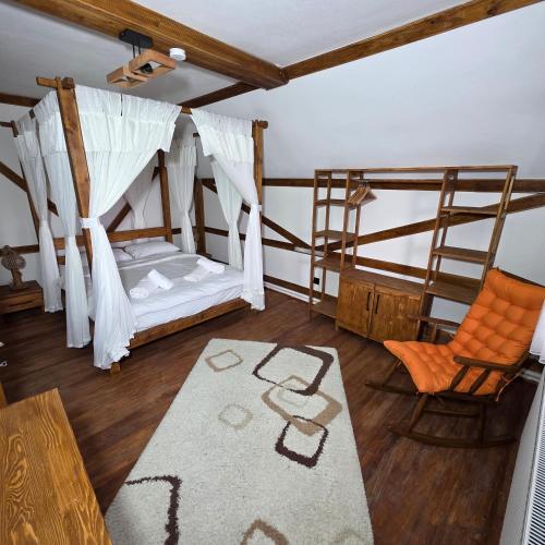 a bedroom with a bunk bed and a chair at Uludağ Tatil Evleri & Villa Şirin in Soğukpınar