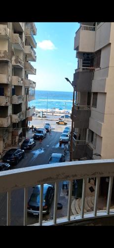 شقه فيو بحر تاني نمره بجوار جاد طريق الجيش ميامي للعائلات فقط