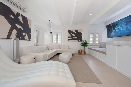 Televisyen dan/atau pusat hiburan di Luxury Apartment Arsenal Suite Hvar