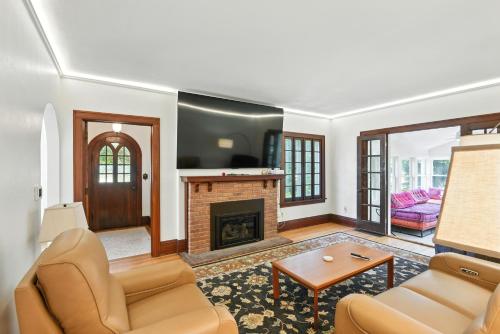 Μια τηλεόραση ή/και κέντρο ψυχαγωγίας στο Charming Manville Heights Cottage Retreat home