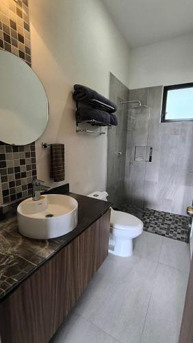 Un baño de Modern, new, and beautiful.