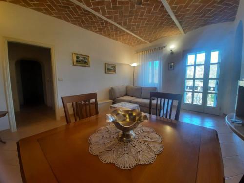a living room with a table and a couch at PIGGIOLO in Rocca Malatina
