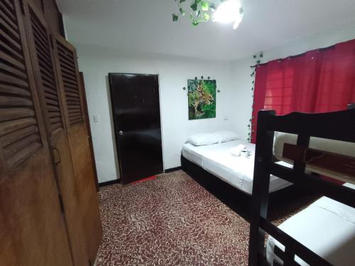Ένα ή περισσότερα κρεβάτια σε δωμάτιο στο hostal portones de getsemani